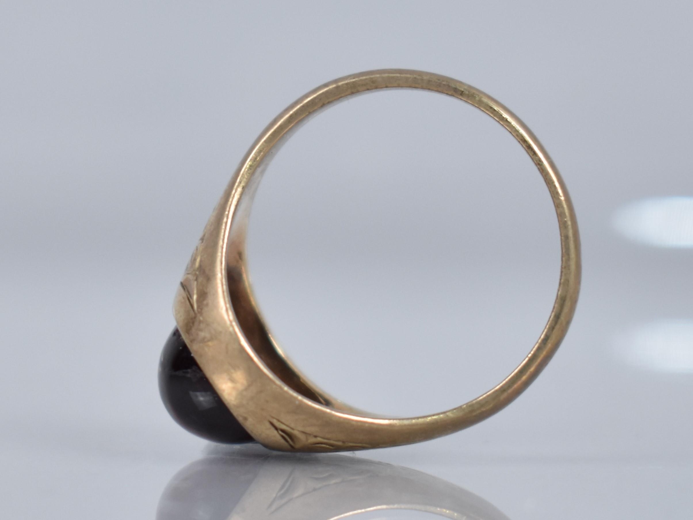 A 9ct Gold and Cabochon Garnet Signet Style Ring, Collect Set High Oval Cabochon Stone Measuring - Image 3 of 3