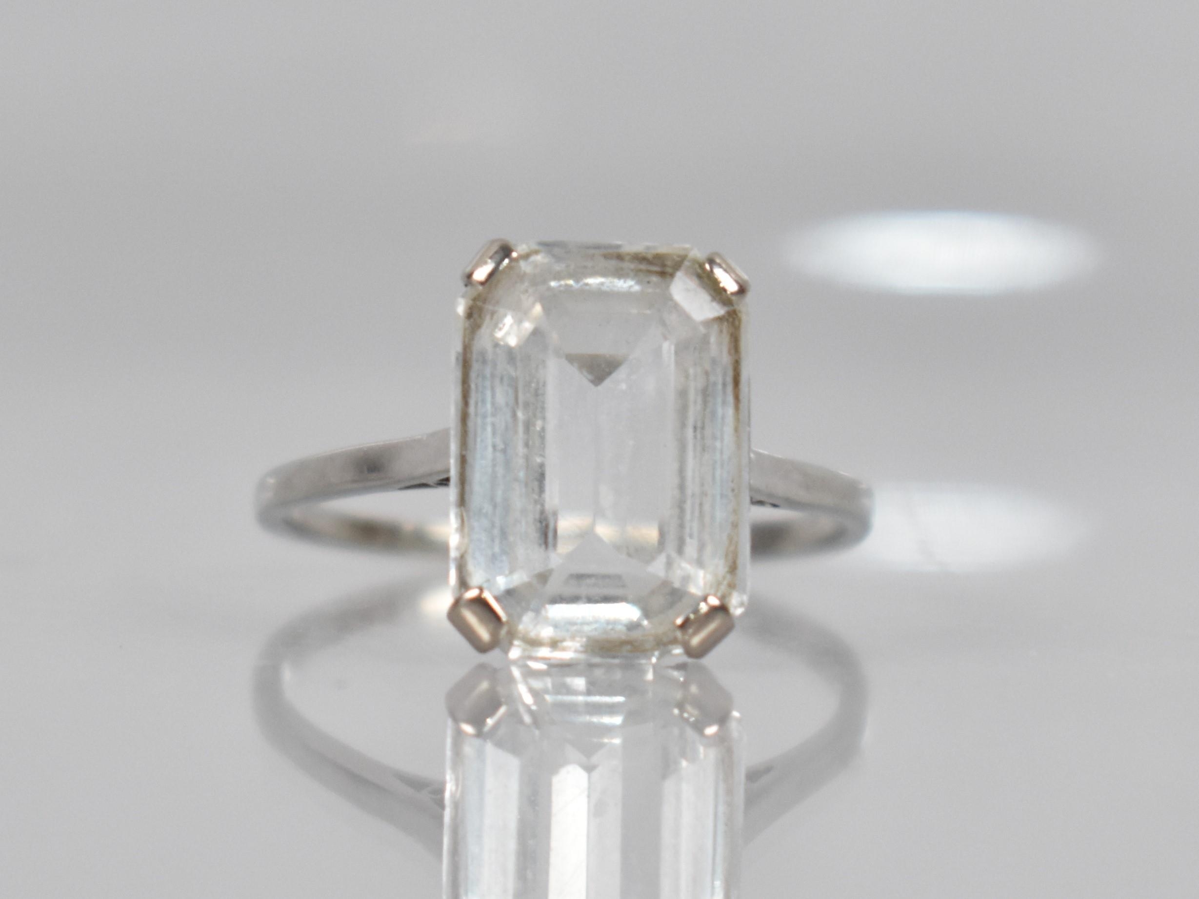 An Art Deco White Sapphire, 18ct Gold and Platinum Ladies Dress Ring, Emerald Cut White Sapphire - Image 2 of 4