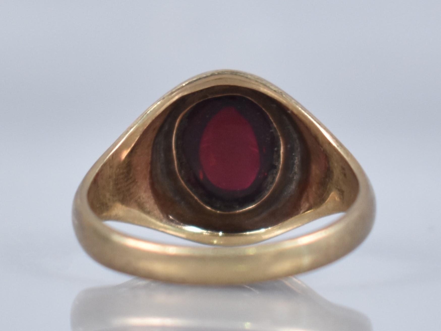 A 9ct Gold and Cabochon Garnet Signet Style Ring, Collect Set High Oval Cabochon Stone Measuring - Image 2 of 3