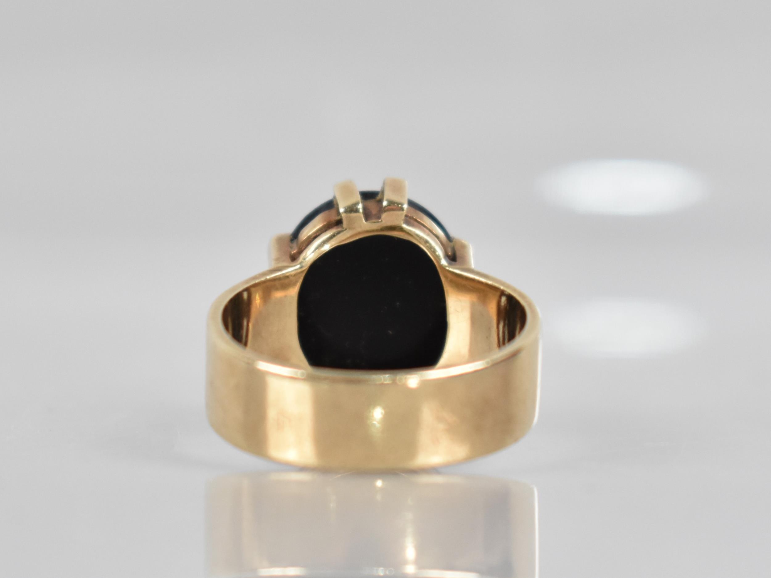 A Onyx and 9ct Gold Signet Ring, Oval Onyx Panel Measuring 14mm by 12.2mm Diameter Raised in Ten - Image 4 of 4