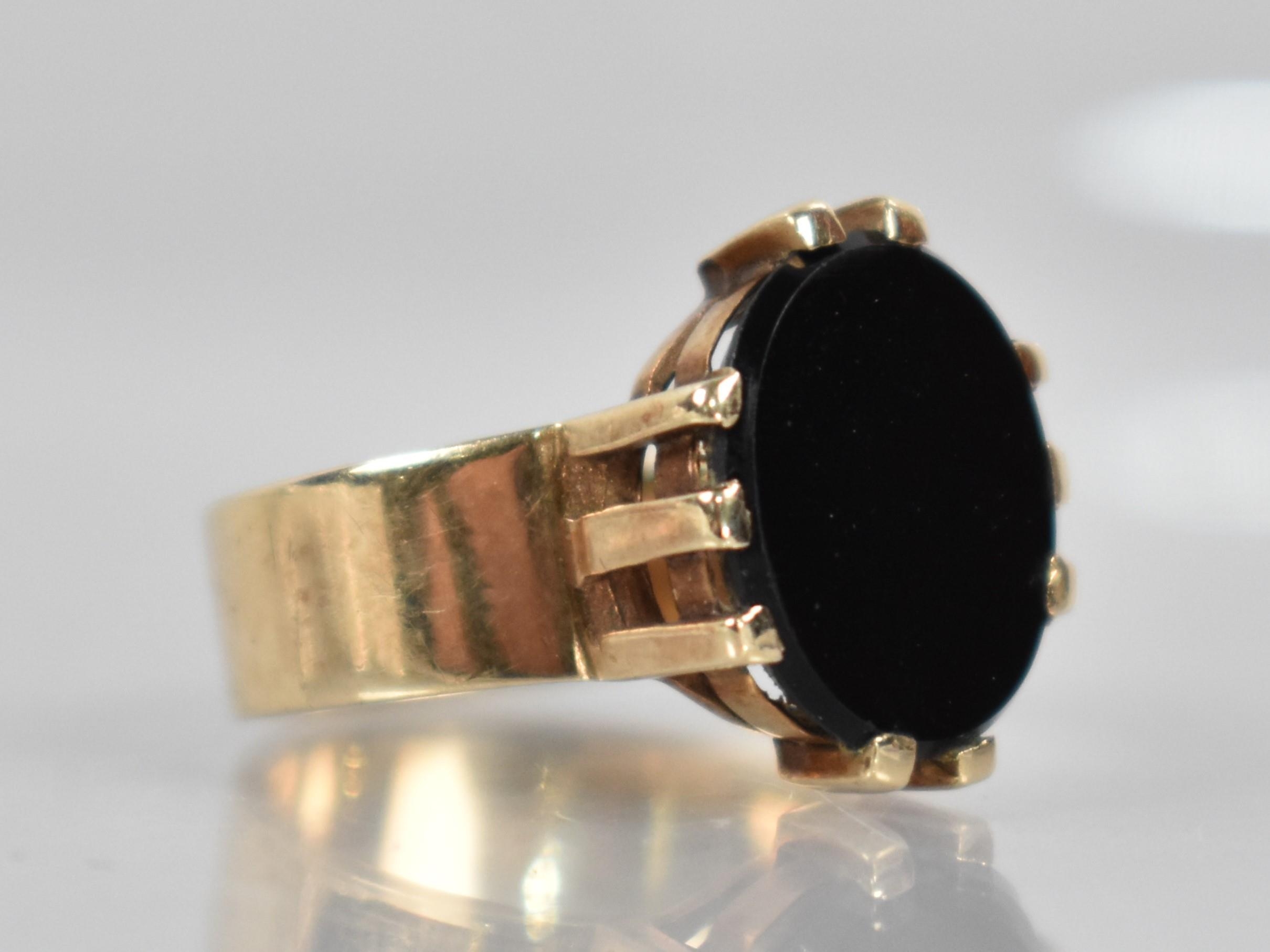 A Onyx and 9ct Gold Signet Ring, Oval Onyx Panel Measuring 14mm by 12.2mm Diameter Raised in Ten - Image 2 of 4