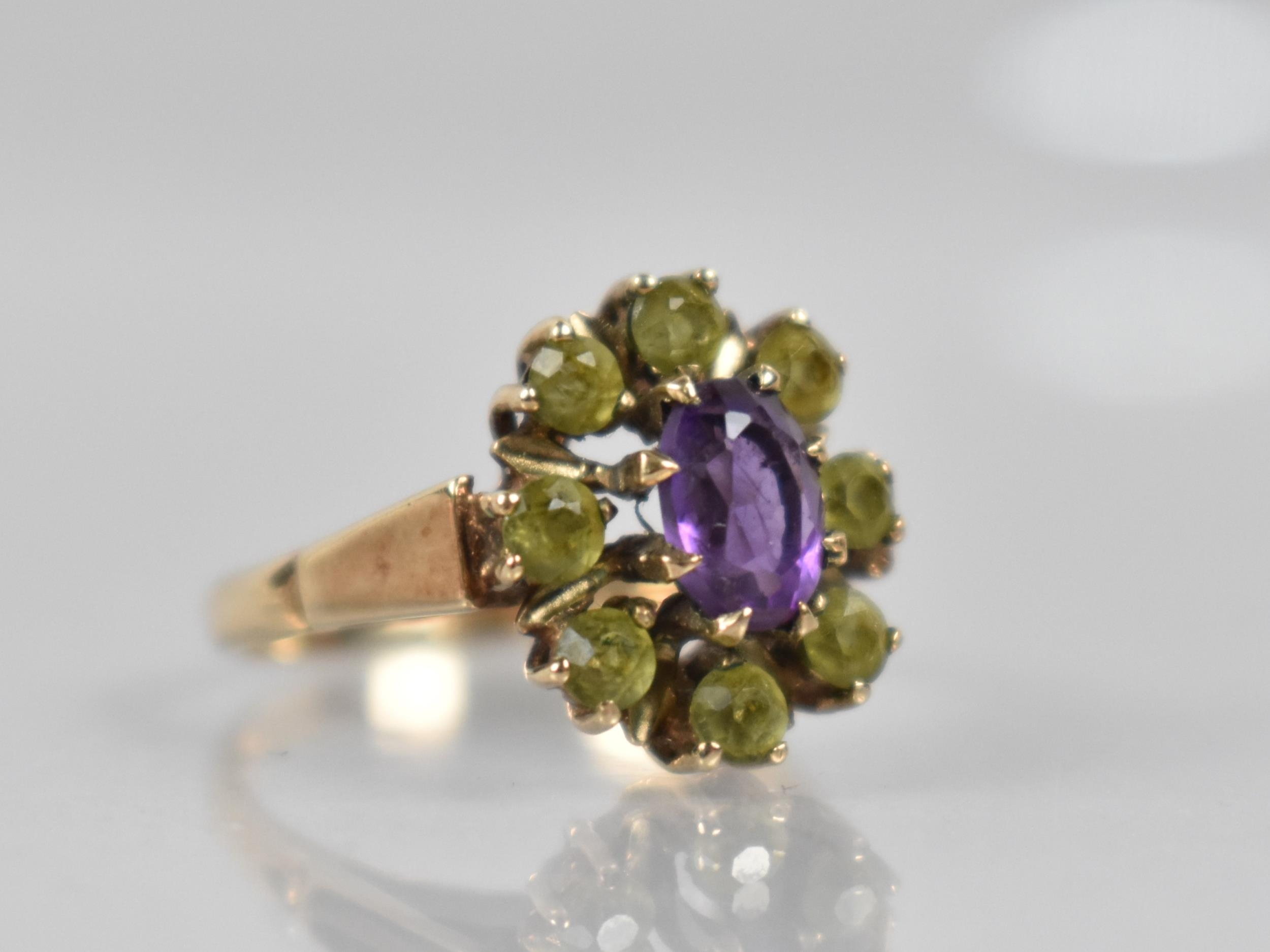 A 9ct Gold, Amethyst and Peridot Ring, Central Oval Cut Amethyst Measuring 7mm by 5.1mm in Eight - Image 2 of 4