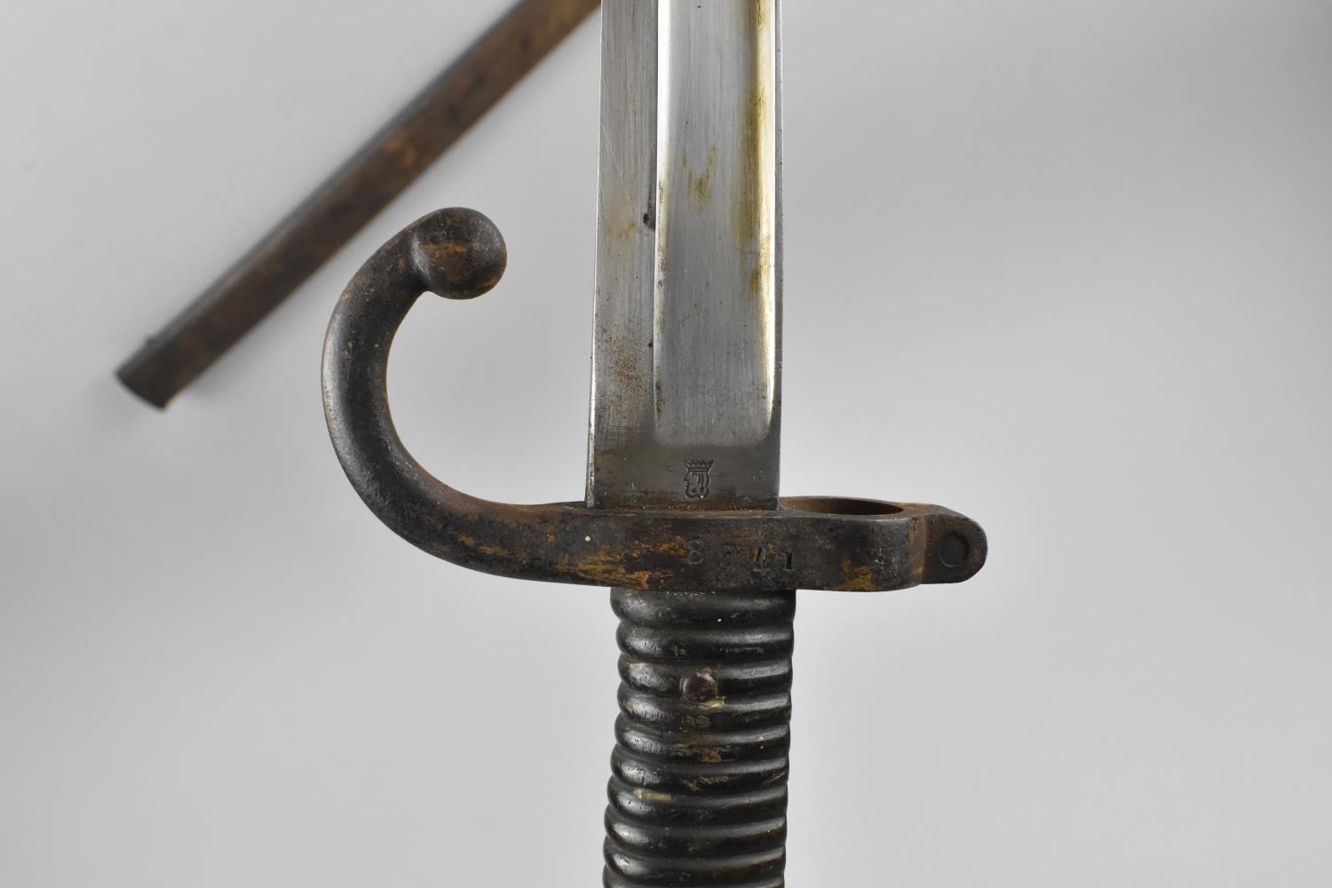 A 19th Century French 1866 Pattern Chassepot Rifle Sword Bayonet with Ribbed Handle and Recurved - Image 7 of 9