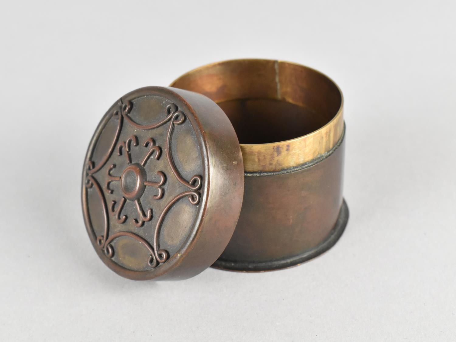 A Small Bronze Circular Trinket Box, the Lid with Relief Fleur De Lys Motif, 4cms High - Image 3 of 4