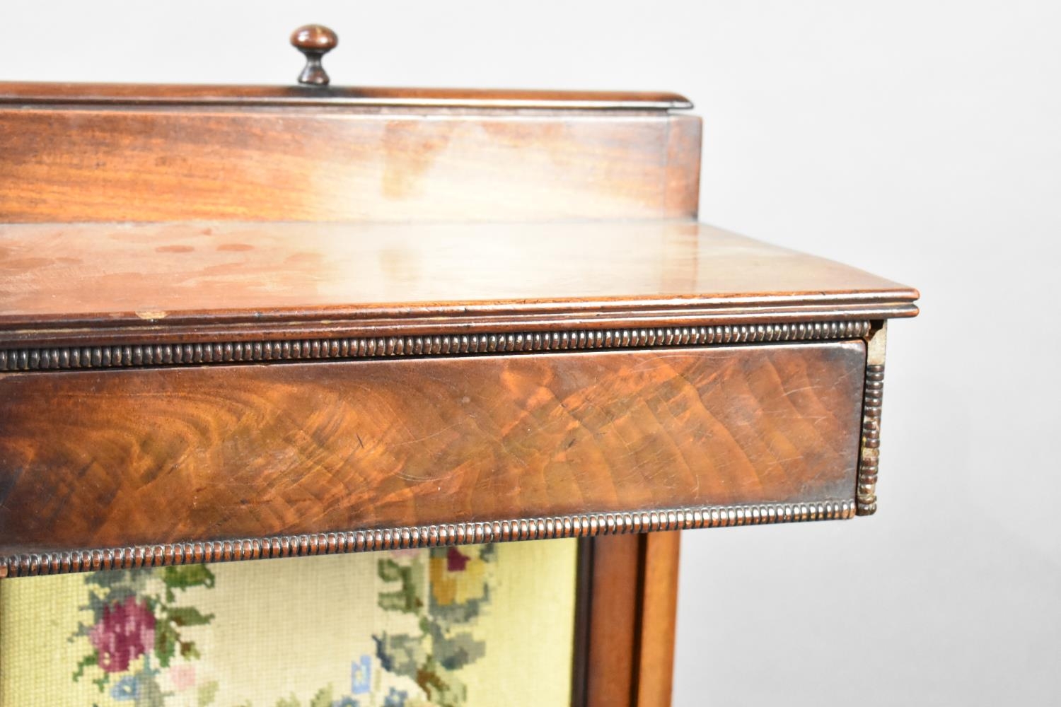 A 19th Century Mahogany Screen with Lift Up Panel and Single Long Drawer, 40x25x84cms High - Image 2 of 3