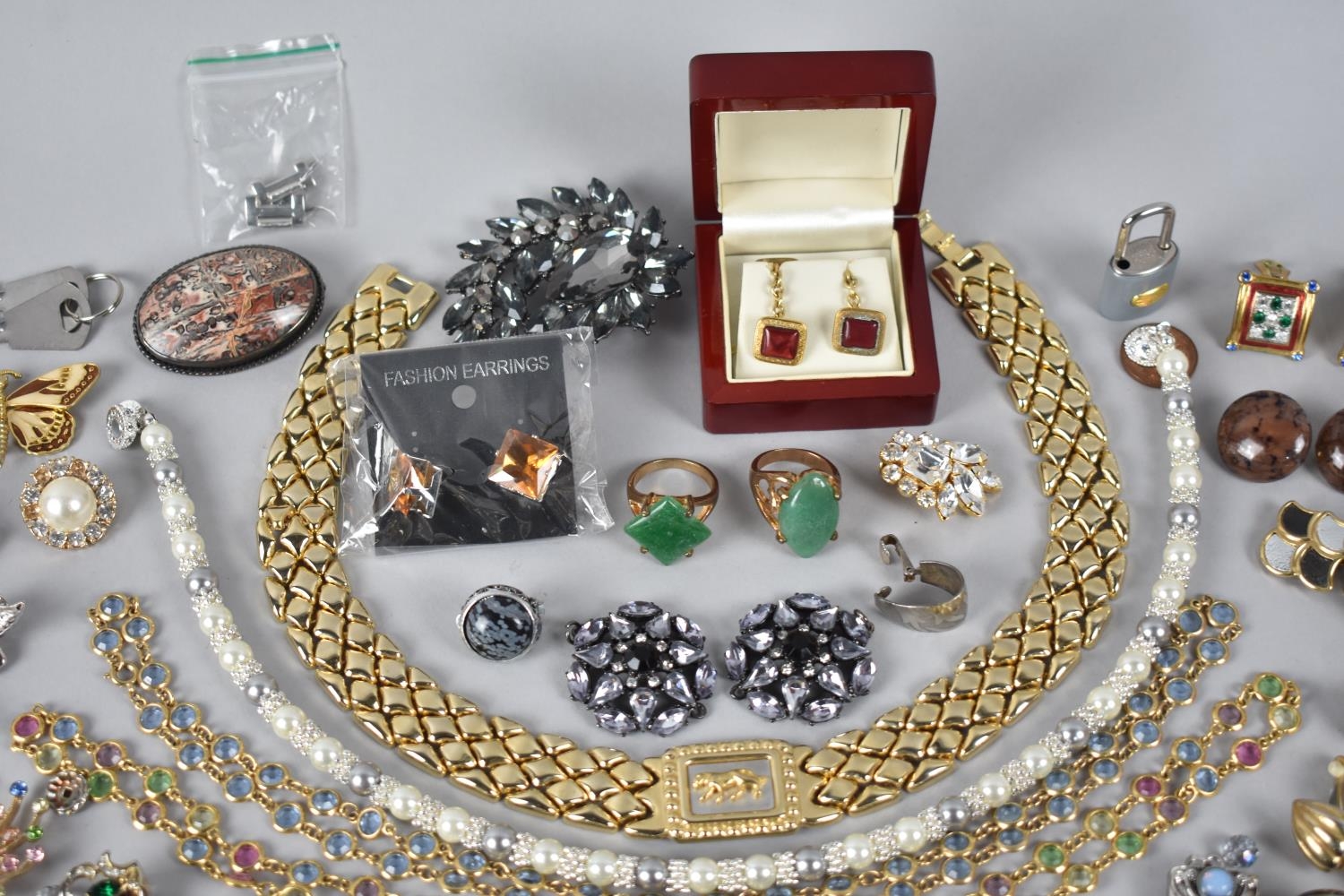 A Collection of Various Vintage Costume Jewellery to include Clip on Earrings, Brooches, Cufflinks - Image 4 of 4