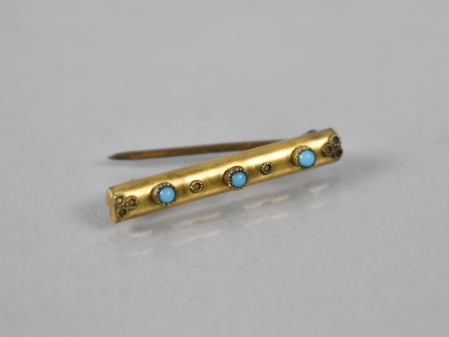 A Pretty Victorian Gold Coloured Metal Bar Brooch with Three Turquoise Cabochon Stones, 31mm Wide - Image 2 of 3