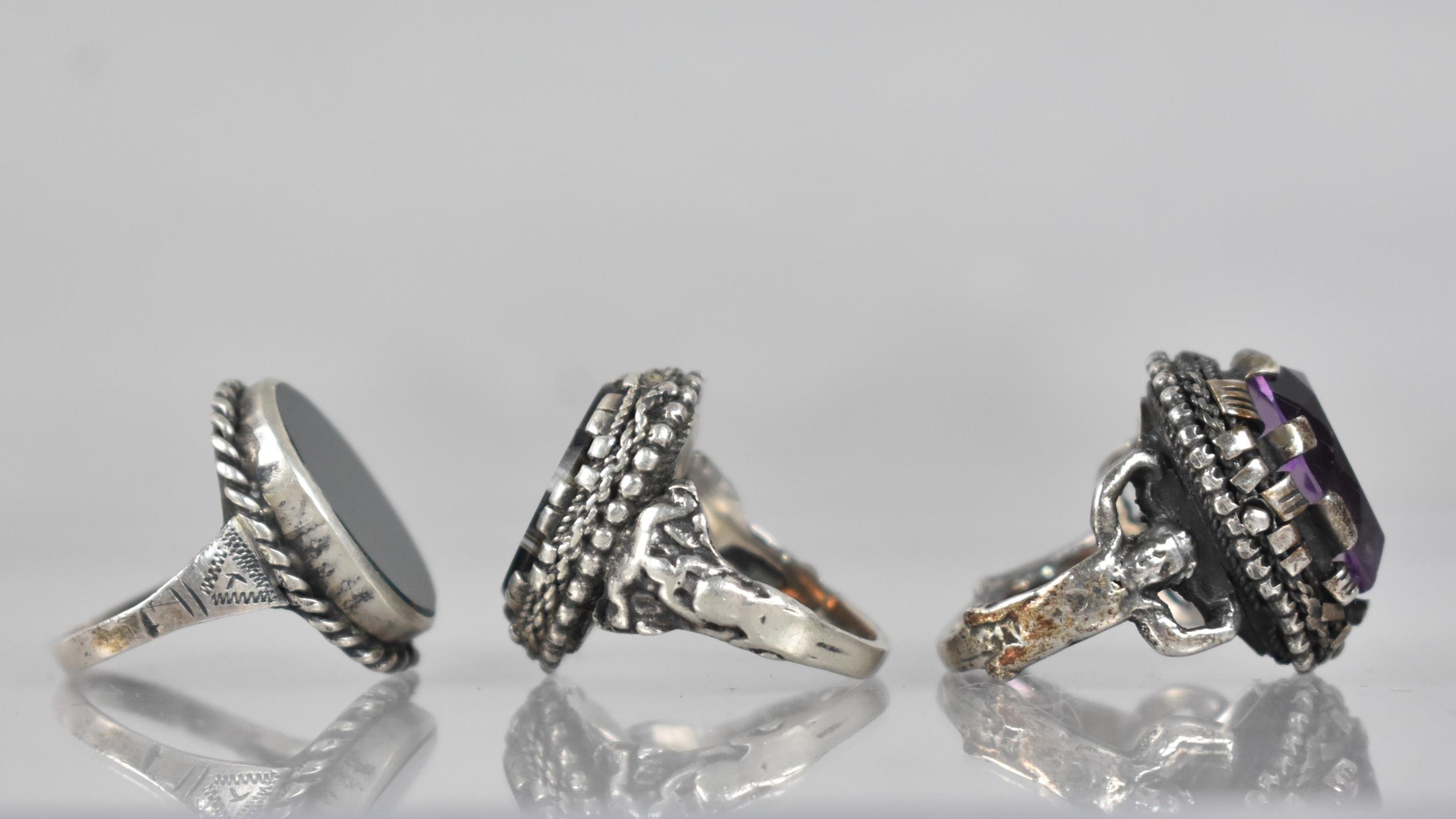 A Collection of Three Silver and White Metal Rings to include Unusual Continental Banded Agate - Image 2 of 3