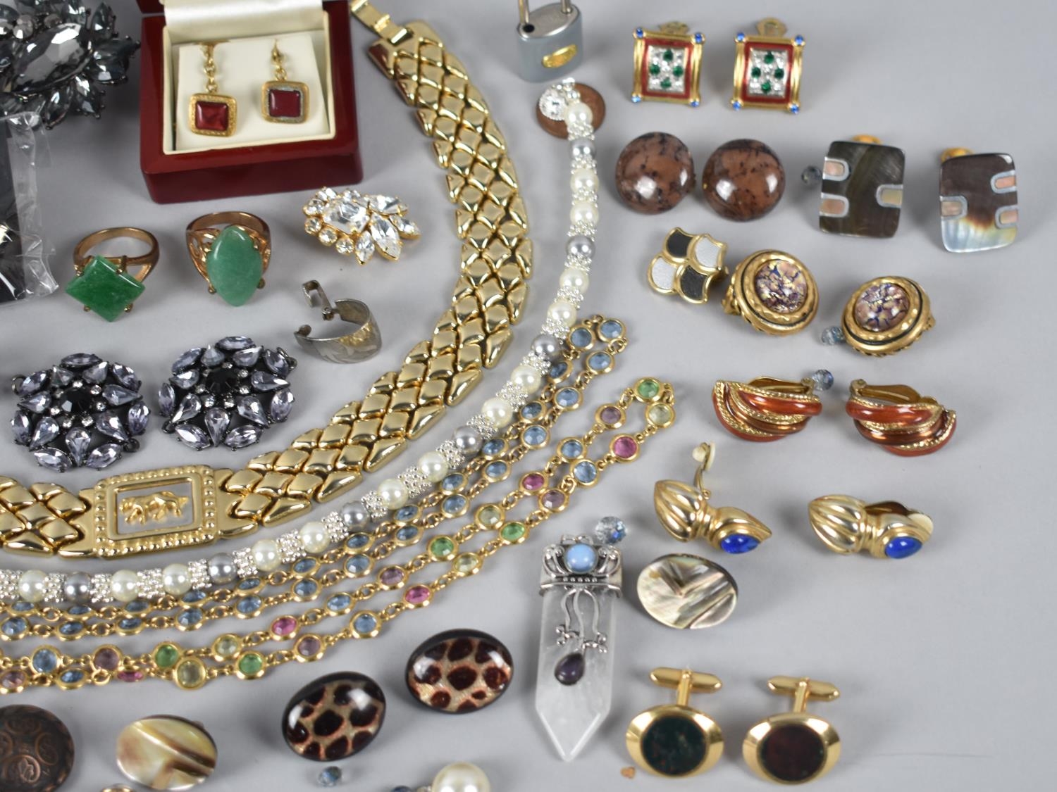 A Collection of Various Vintage Costume Jewellery to include Clip on Earrings, Brooches, Cufflinks - Image 3 of 4