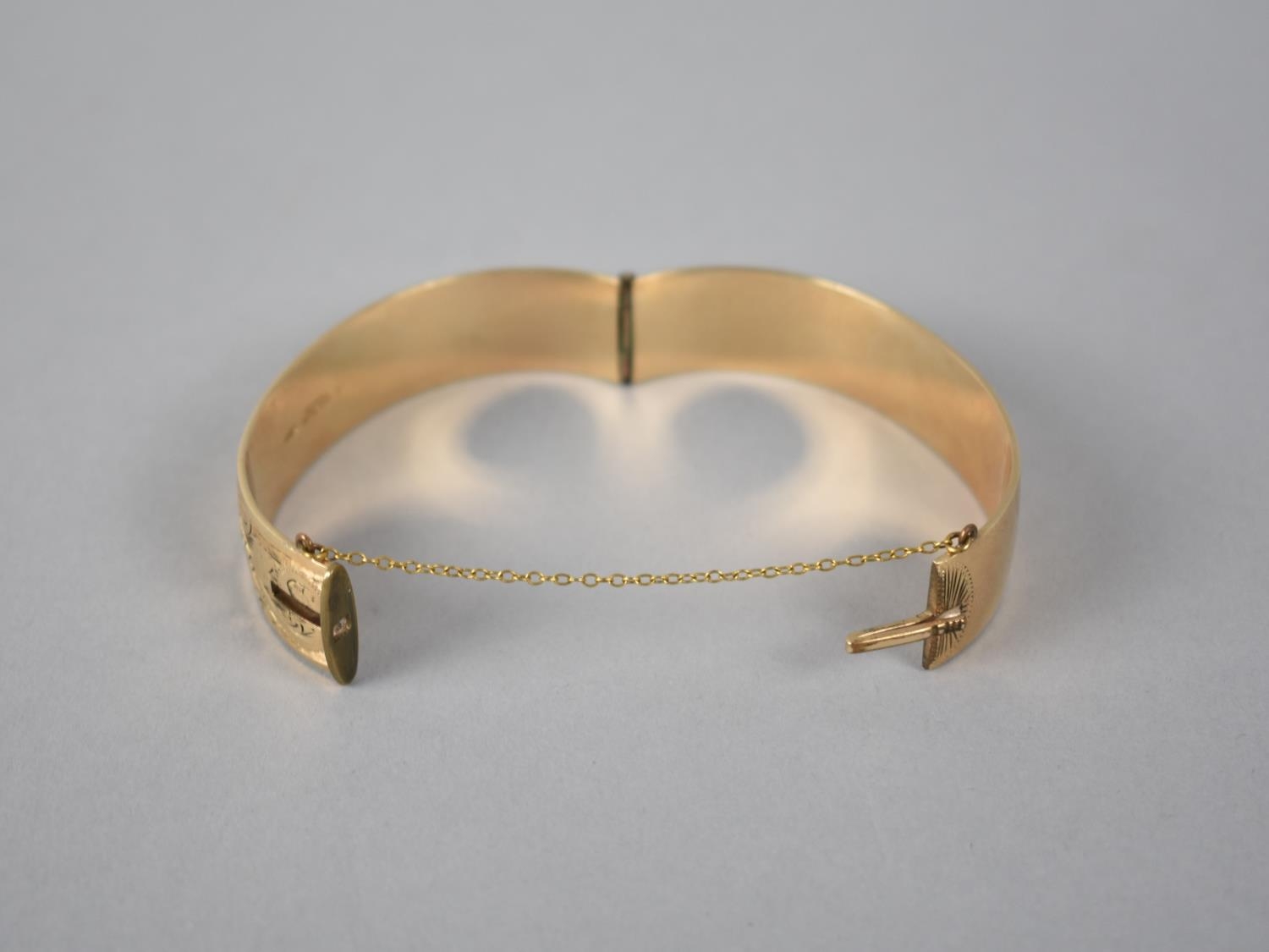 A Vintage Gold Plated Hinged Bangle, 9ct Gold on a Metal Core, Stamped HG and S, Engraved Decoration - Image 2 of 3