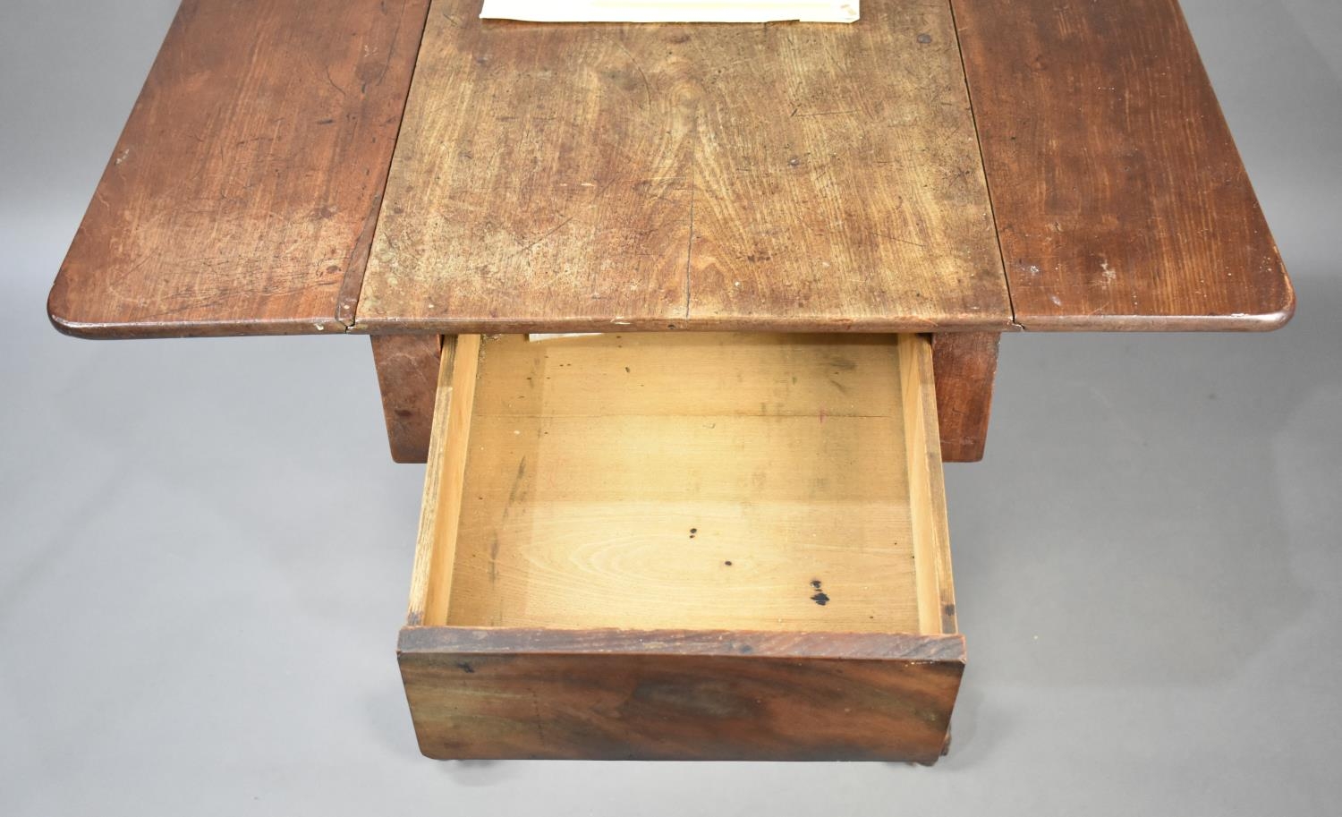 A 19th Century Mahogany Drop Leaf Table on Splayed Quadrant Reeded Supports Culminating in Paw Feet, - Image 3 of 3