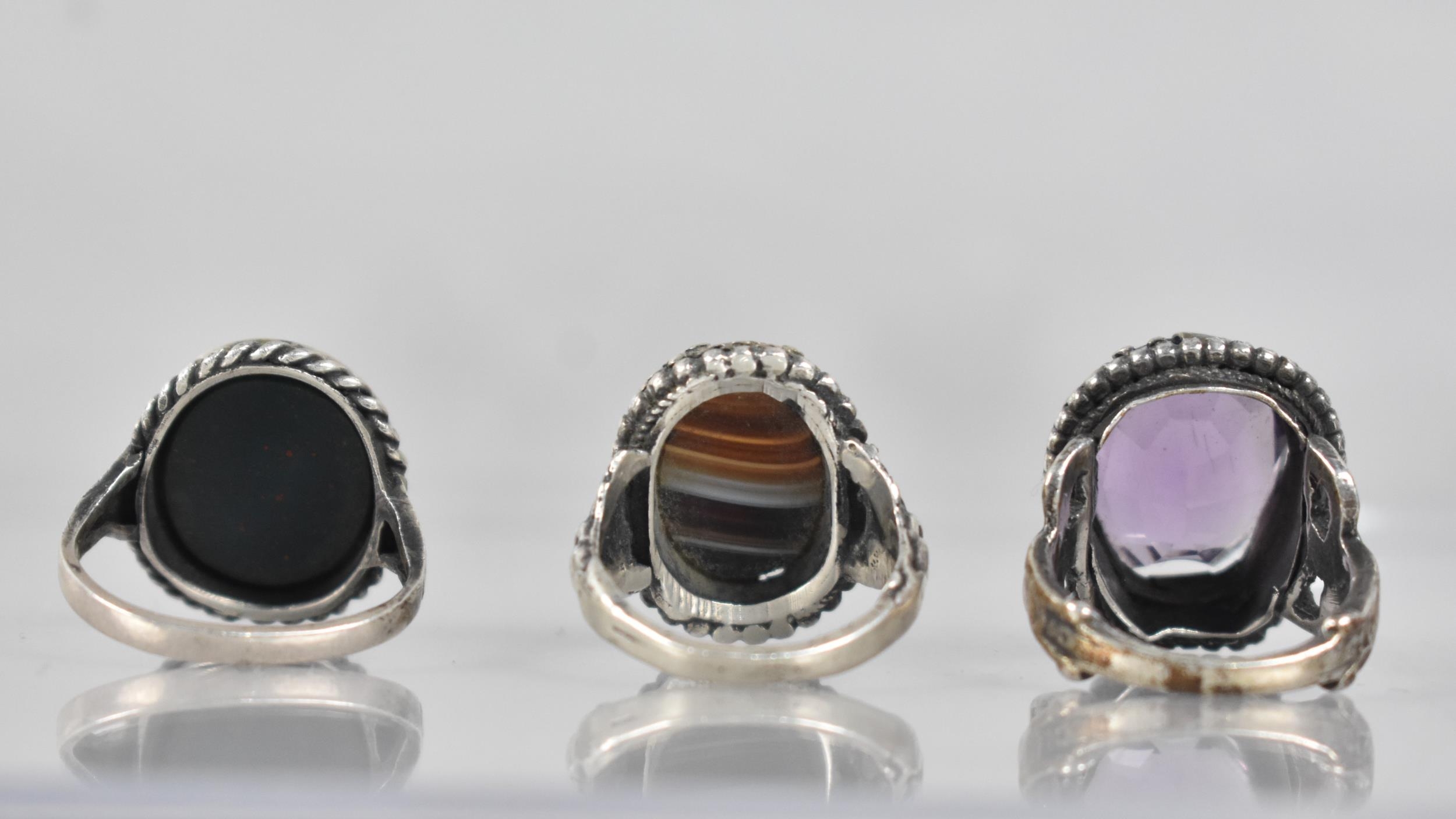 A Collection of Three Silver and White Metal Rings to include Unusual Continental Banded Agate - Image 3 of 3