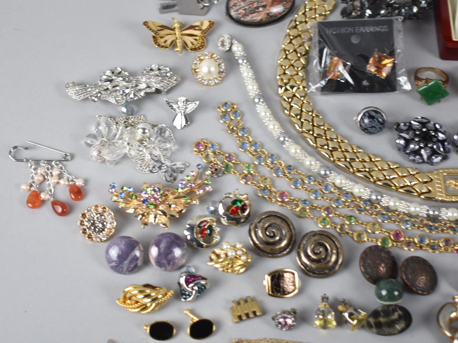 A Collection of Various Vintage Costume Jewellery to include Clip on Earrings, Brooches, Cufflinks - Image 2 of 4