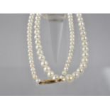 A Pretty String of White Coloured Graduated Ovoid Pearls on a 9ct Gold Clasp, 42cms Long