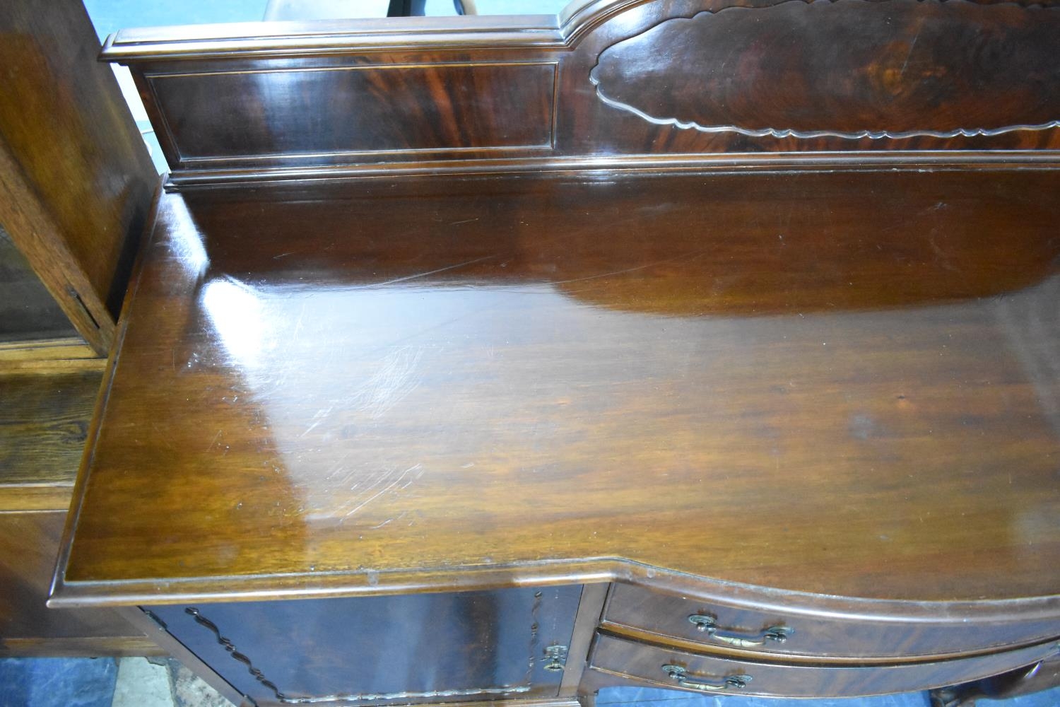 An Edwardian Mahogany Galleried Sideboard with Bowed Breakfront Having Cutlery Drawer and One Drawer - Image 3 of 4