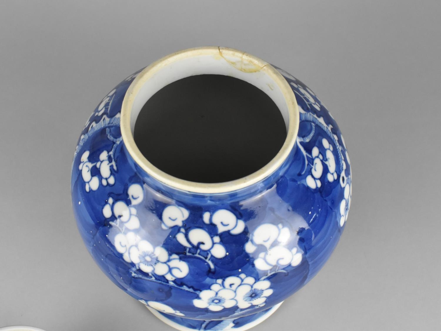 A Chinese Late Qing Dynasty Porcelain Blue and White Prunus Pattern Jar and Cover, Four Character - Image 3 of 4