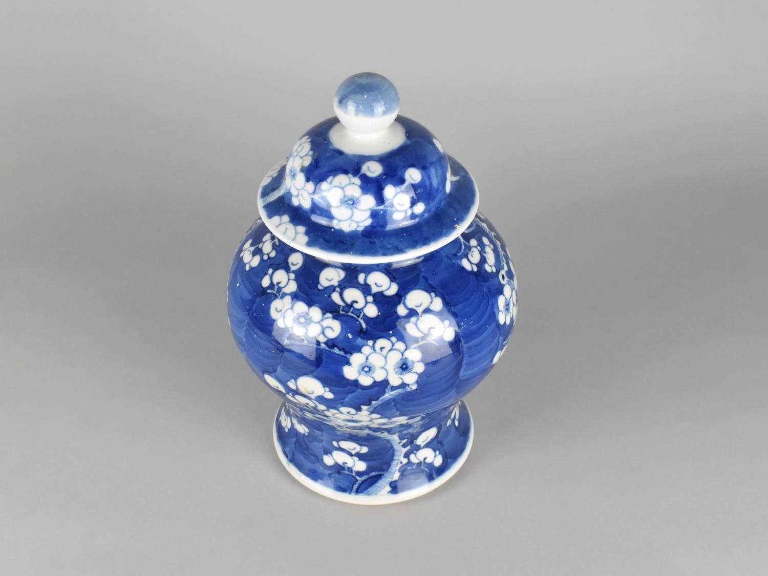 A Chinese Late Qing Dynasty Porcelain Blue and White Prunus Pattern Jar and Cover, Four Character - Image 2 of 4