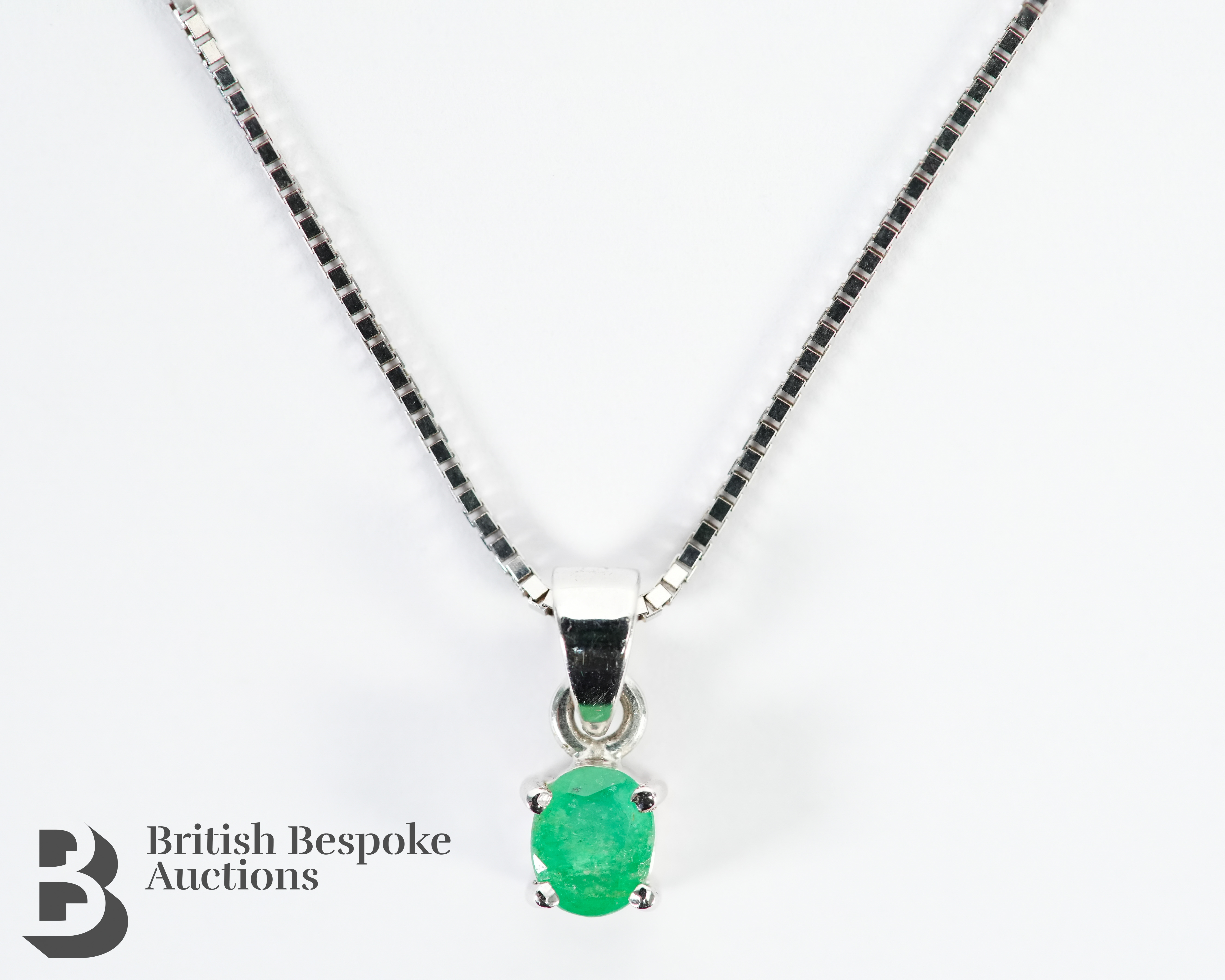 18ct White Gold and Emerald Pendant and Chain - Image 3 of 3