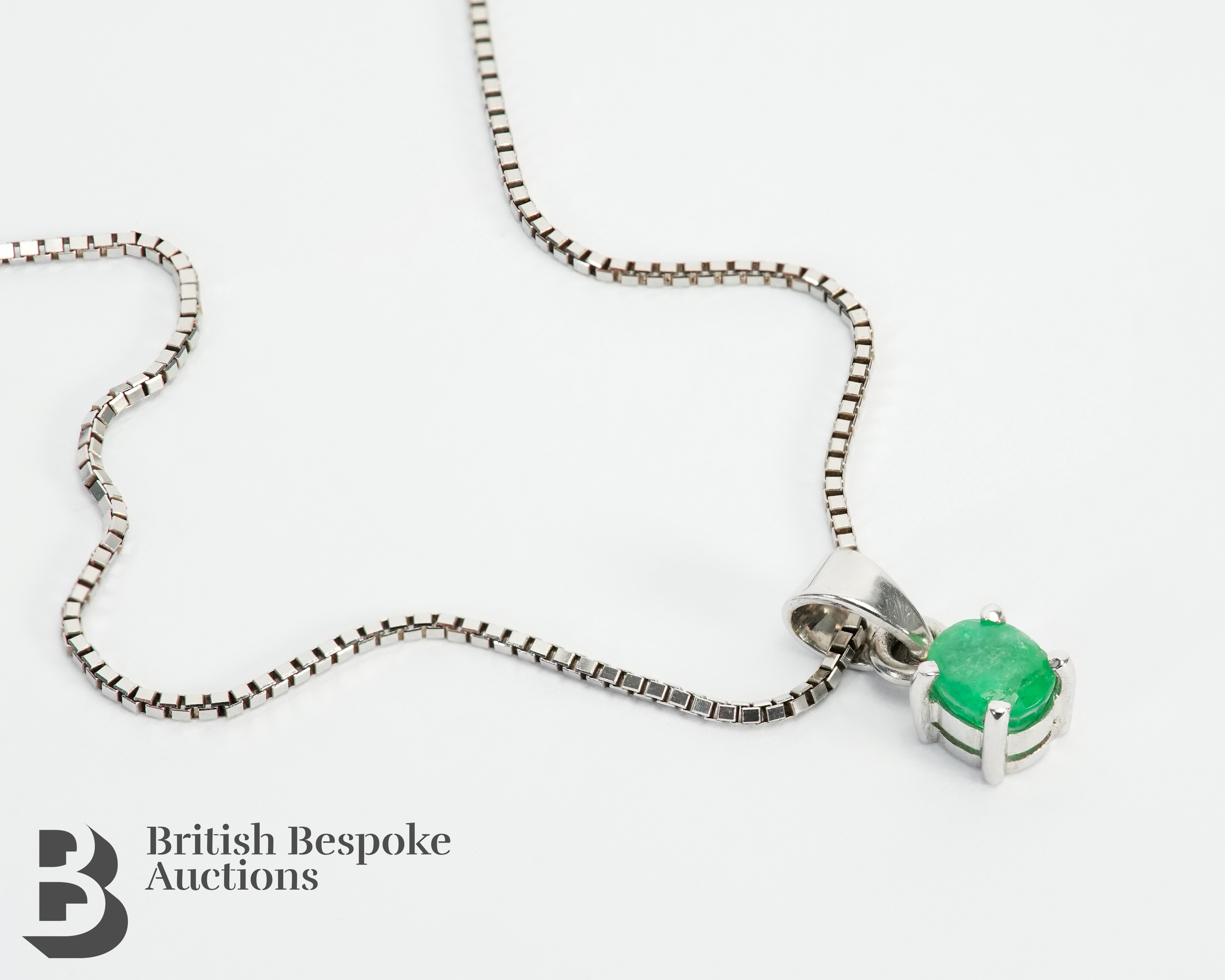 18ct White Gold and Emerald Pendant and Chain - Image 2 of 3