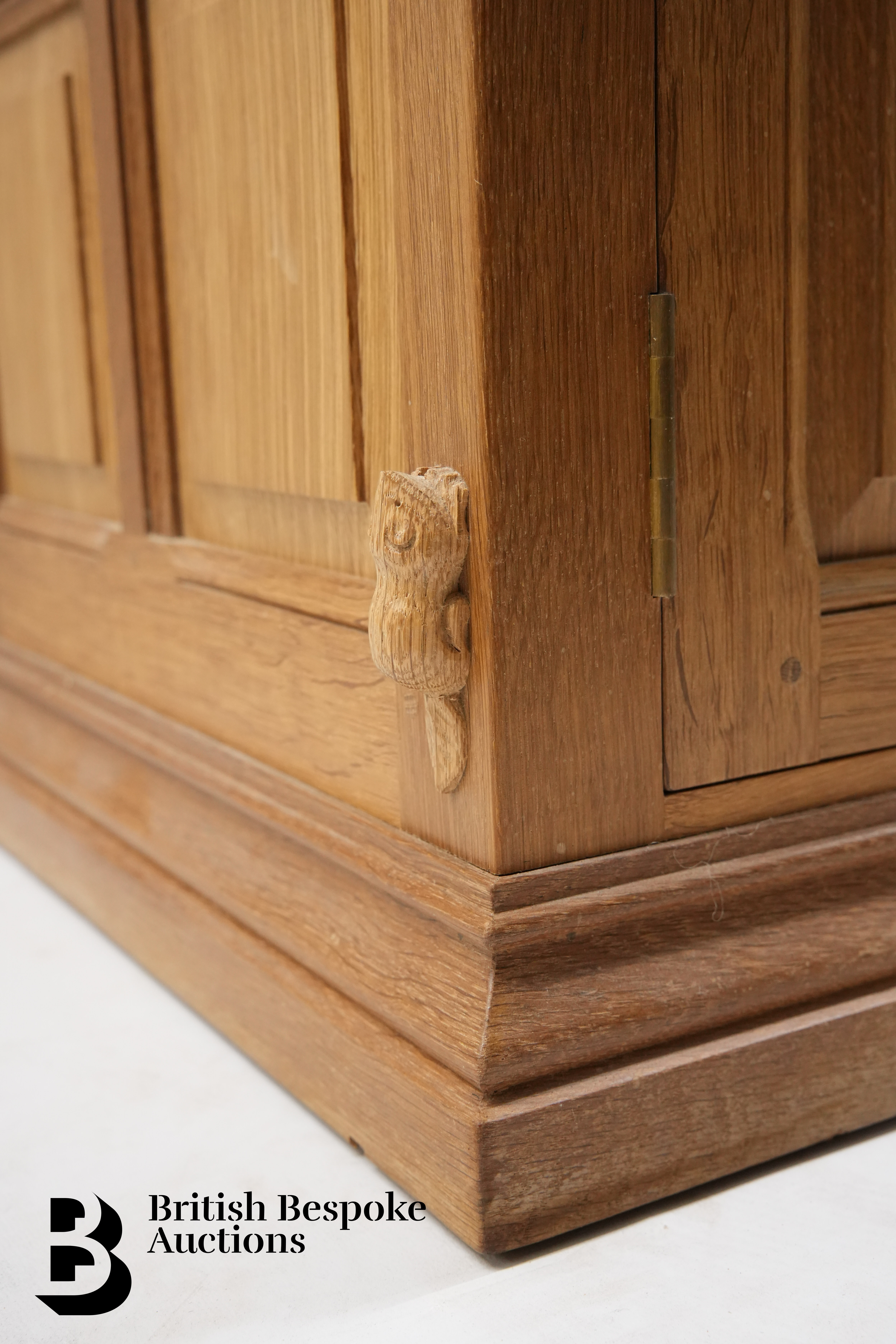 Colin 'Beaverman' Almack Oak Display Cabinet - Bild 7 aus 10