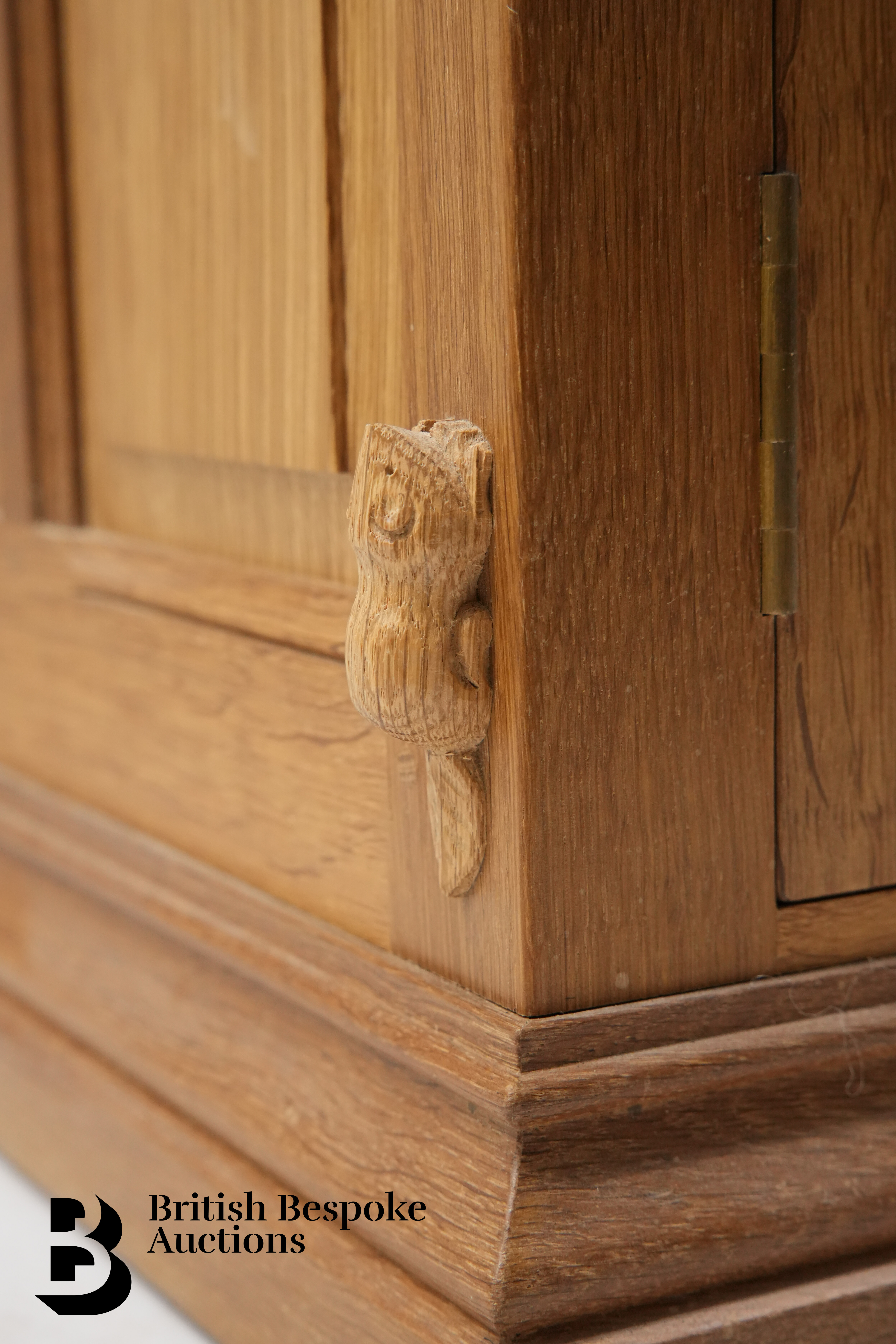 Colin 'Beaverman' Almack Oak Display Cabinet - Bild 8 aus 10