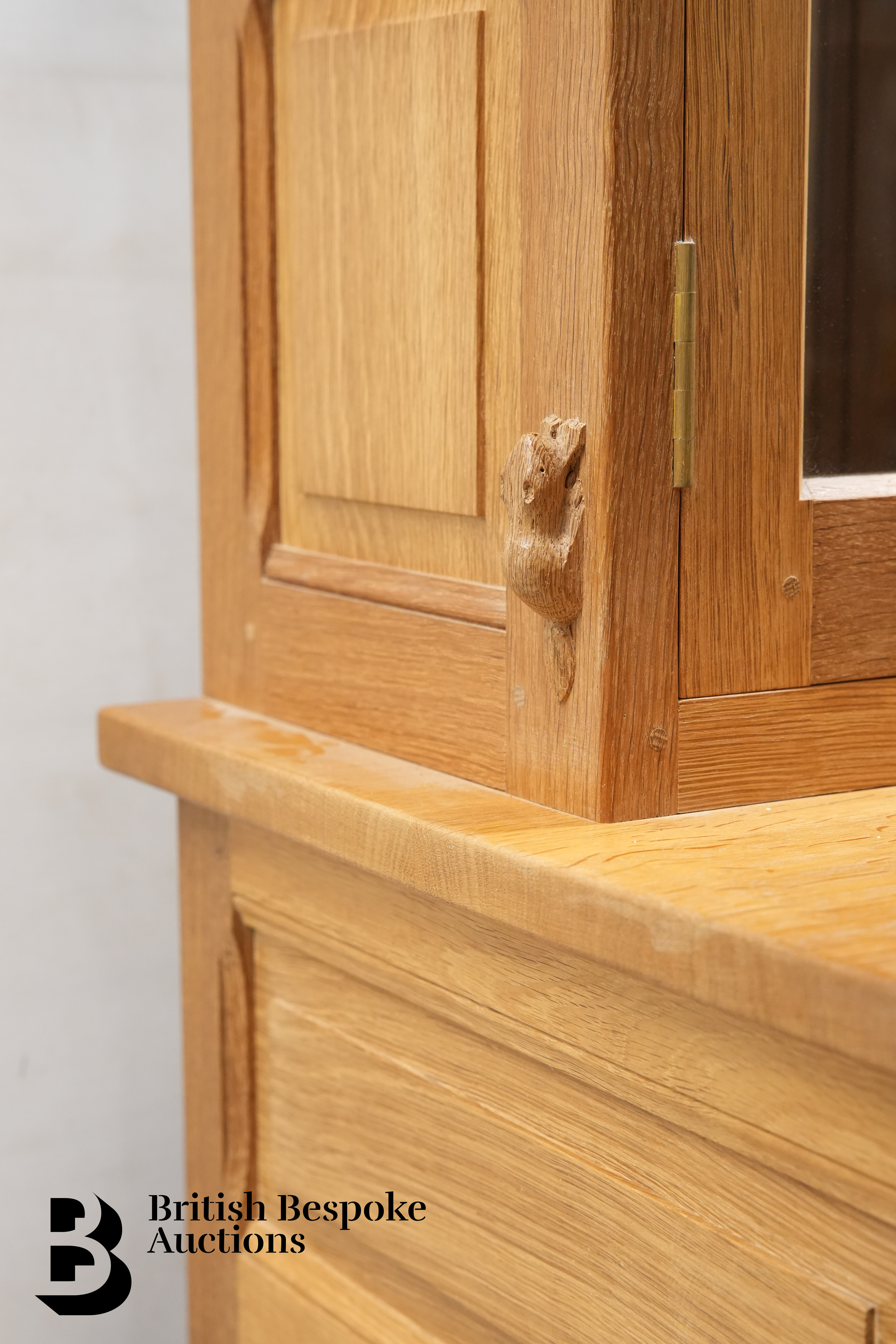 Colin 'Beaverman' Almack Oak Display Cabinet - Bild 5 aus 10