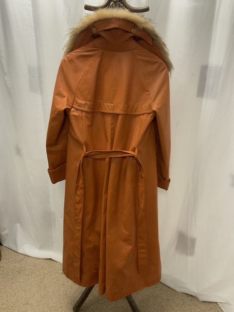 TURKIS TUKKU FINLAND ORANGE FULL-LENGTH LEATHER COAT WITH FUR COLLAR AND QUILT LINING SIZE 10-12 - Image 4 of 4