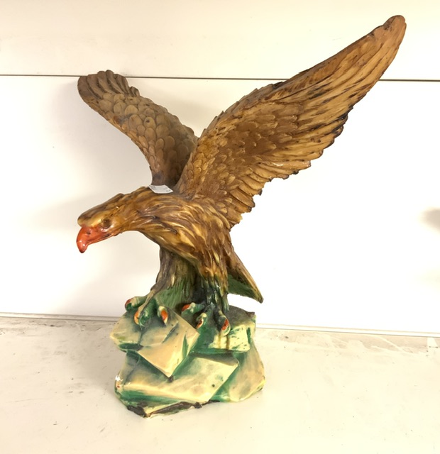 BESWICK BALD EAGLE 1018 WINGSPAN 33CM WITH A LARGER RESIN EAGLE - Image 2 of 4