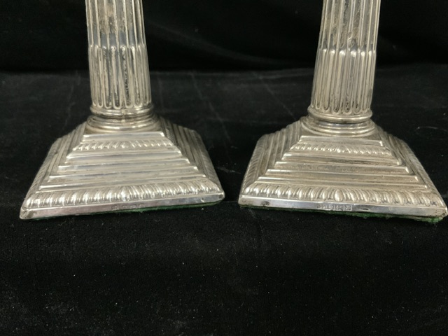 PAIR EDWARDIAN HALLMARKED SILVER CORINTHIAN COLUMN CANDLESTICKS ON STEP BASES DATED 1907 BY - Image 4 of 6