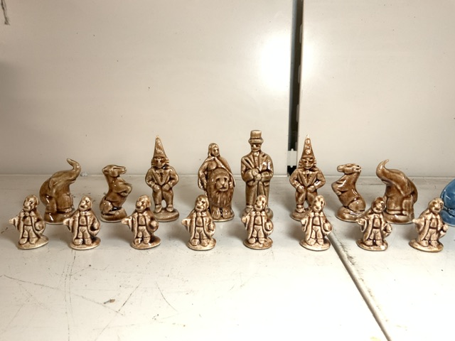 BLUE AND BROWN WADE CERAMIC CHESS PIECES - Image 3 of 5