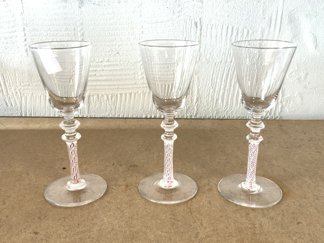 SET OF SIX TRUMPET-SHAPED WINE GLASSES WITH DOUBLE KNOPPED RED AND WHITE COTTON TWIST STEMS 17CM - Image 4 of 4