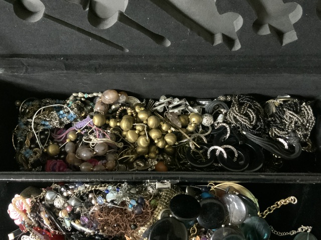 QUANTITY OF MIXED VINTAGE COSTUME JEWELLERY - Image 3 of 5