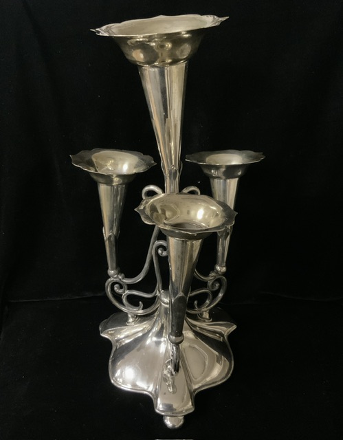 JAMES DIXON SILVER-PLATED EPERGNE, FOUR TRUMPET SHAPED VASES - Bild 2 aus 5