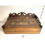 LARGE VICTORIAN WRITING SLOPE WITH INTERIOR COMPARTMENTS AND MARQUETRY FINISH, 45 X 28CM.