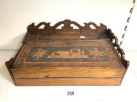 LARGE VICTORIAN WRITING SLOPE WITH INTERIOR COMPARTMENTS AND MARQUETRY FINISH, 45 X 28CM.