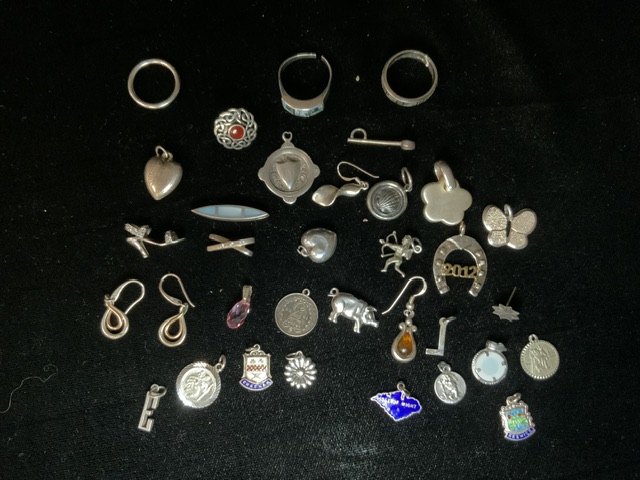 MIXED SILVER JEWELLERY INCLUDES RINGS, CHARMS, PENDANTS AND MORE - Bild 2 aus 3