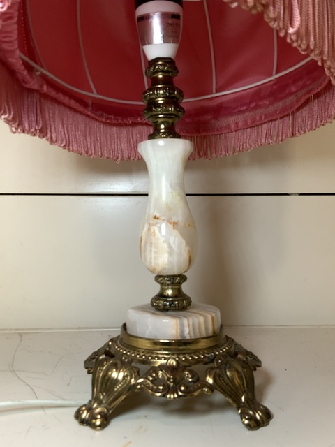 VINTAGE ONYX AND GILT METAL ART DECO STYLE TABLE LAMP ON A MARBLE BASE WITH A VINTAGE METAL TABLE - Image 2 of 3