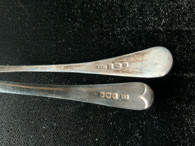 TWO HALLMARKED SILVER SIFTER SPOONS, ONE WITH SHELL SHAPED BOWL DATED 1921 BY ATKIN BROTHERS 40 - Bild 4 aus 4