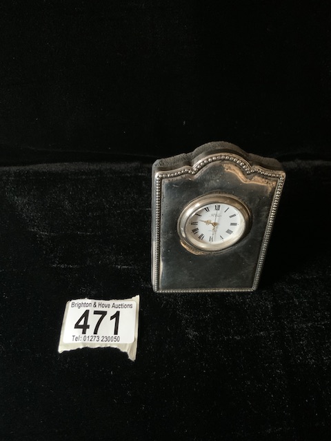 HALLMARKED SILVER FRAMED BEDSIDE CLOCK WITH CIRCULAR DIAL AND BEADED BORDER WITH QUARTZ MOVEMENT - Bild 2 aus 4