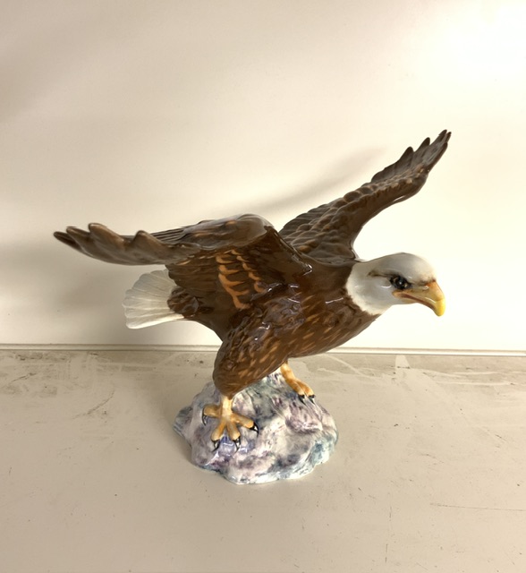 BESWICK BALD EAGLE 1018 WINGSPAN 33CM WITH A LARGER RESIN EAGLE - Image 3 of 4