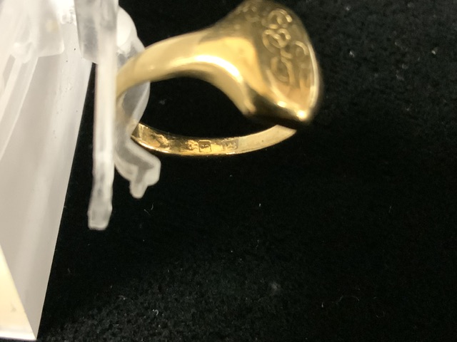 18 CARAT SIGNET RING F.5 SIZE WITH A YELLOW METAL RING WITH STONES - Image 3 of 9