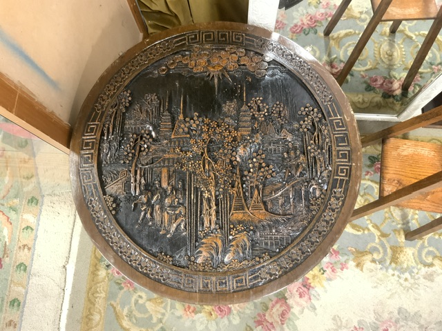 HEAVY CARVED WOODEN ROUND TILT TOP OCCASSIONAL TABLE ORIENTAL SCENE 61CM DIAMETER - Image 2 of 4