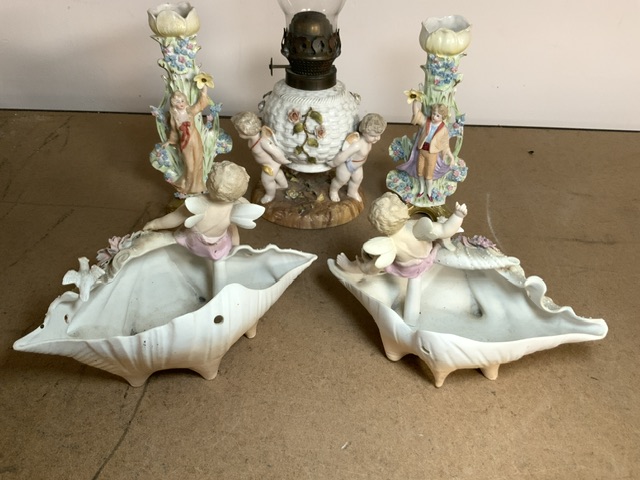 19TH-CENTURY GERMAN PORCELAIN OIL LAMP ON THREE CHERUB SUPPORTS 20CM WITH CHIMNEY AND TWO PAIRS OF - Image 3 of 6