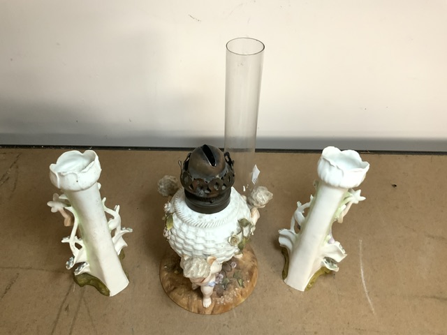 19TH-CENTURY GERMAN PORCELAIN OIL LAMP ON THREE CHERUB SUPPORTS 20CM WITH CHIMNEY AND TWO PAIRS OF - Image 5 of 6