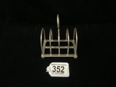 HALLMARKED SILVER FOUR DIVISION TOAST RACK ON BUN FEET, DATED 1925 BY WILLIAM HUTTON & SONS,8.5CM 94
