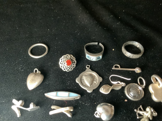 MIXED SILVER JEWELLERY INCLUDES RINGS, CHARMS, PENDANTS AND MORE - Bild 3 aus 3