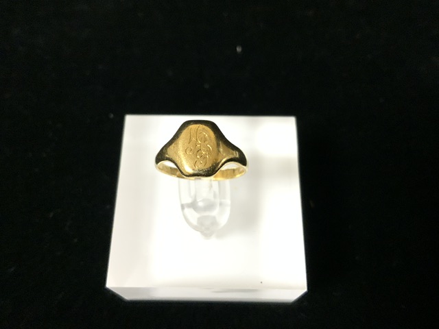 18 CARAT SIGNET RING F.5 SIZE WITH A YELLOW METAL RING WITH STONES - Image 2 of 9