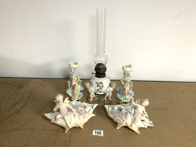 19TH-CENTURY GERMAN PORCELAIN OIL LAMP ON THREE CHERUB SUPPORTS 20CM WITH CHIMNEY AND TWO PAIRS OF