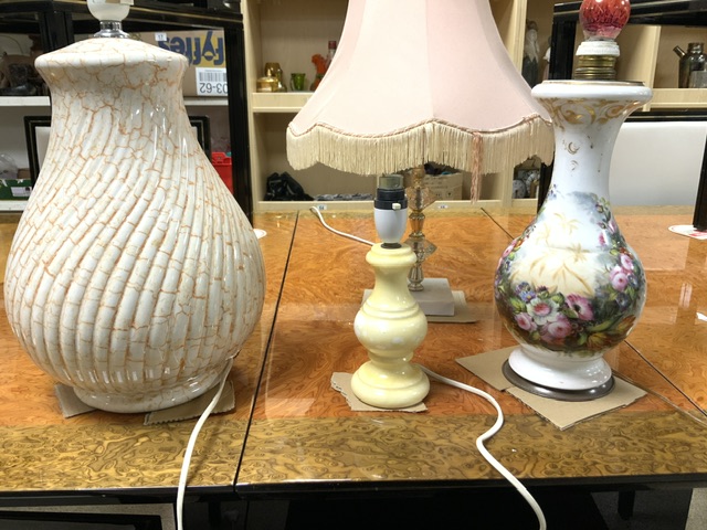 FOUR VINTAGE TABLE LAMPS - Image 2 of 3