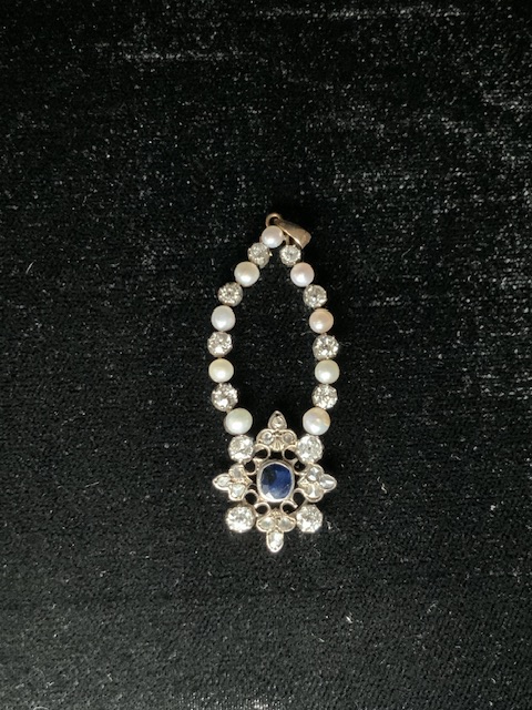 ANTIQUE WHITE METAL PENDANT DECORATED WITH 2.5 CARATS OF DIAMONDS WITH A CENTRAL SAPPHIRE AND PEARLS - Bild 6 aus 7